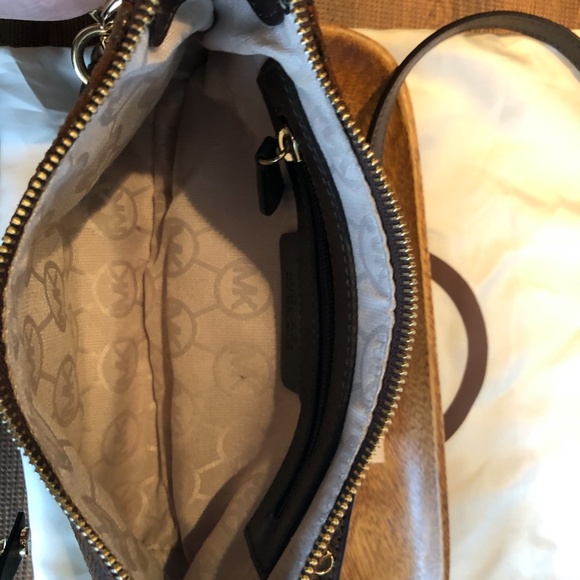 MICHAEL KORS EMBOSSED LEATHER SHOULDER BAG - Picture 4 of 8